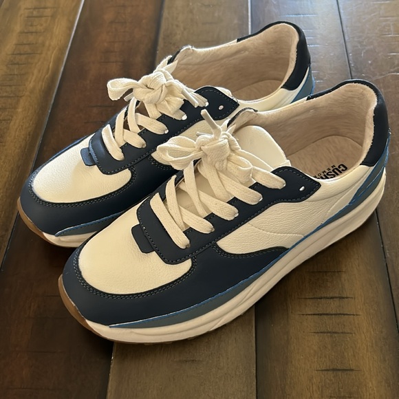 Cushionaire Tennis Shoe - Picture 2 of 4